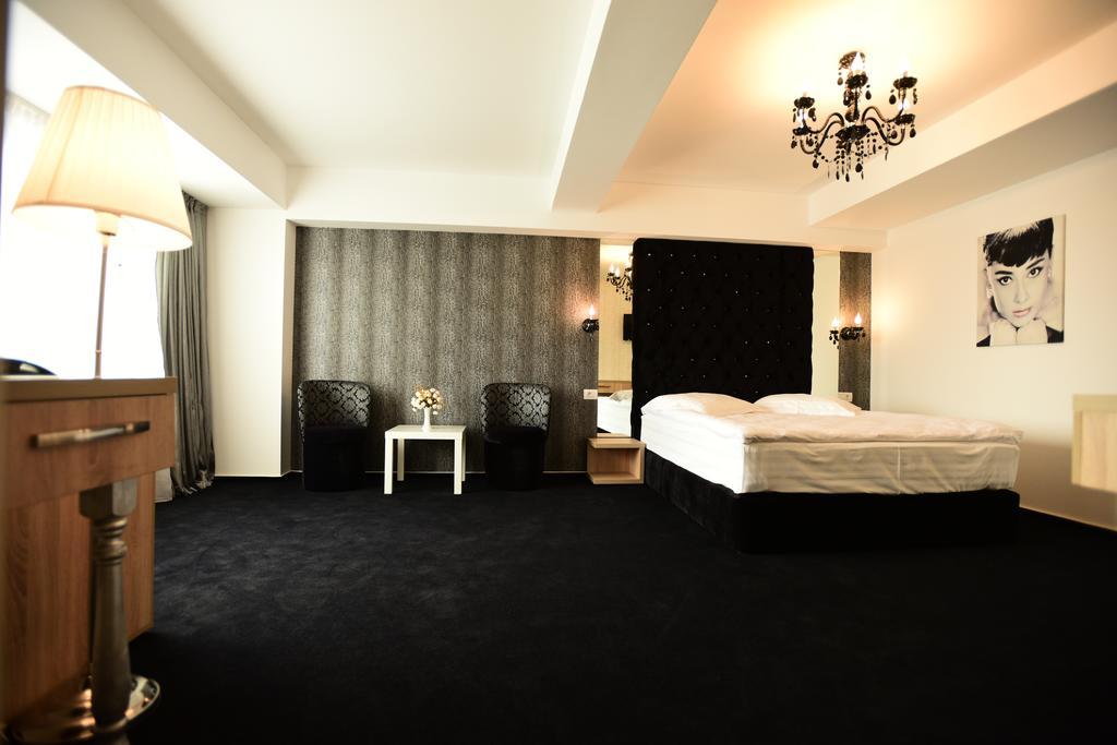 La Rocca Boutique Hotel ไกรโอวา ภายนอก รูปภาพ