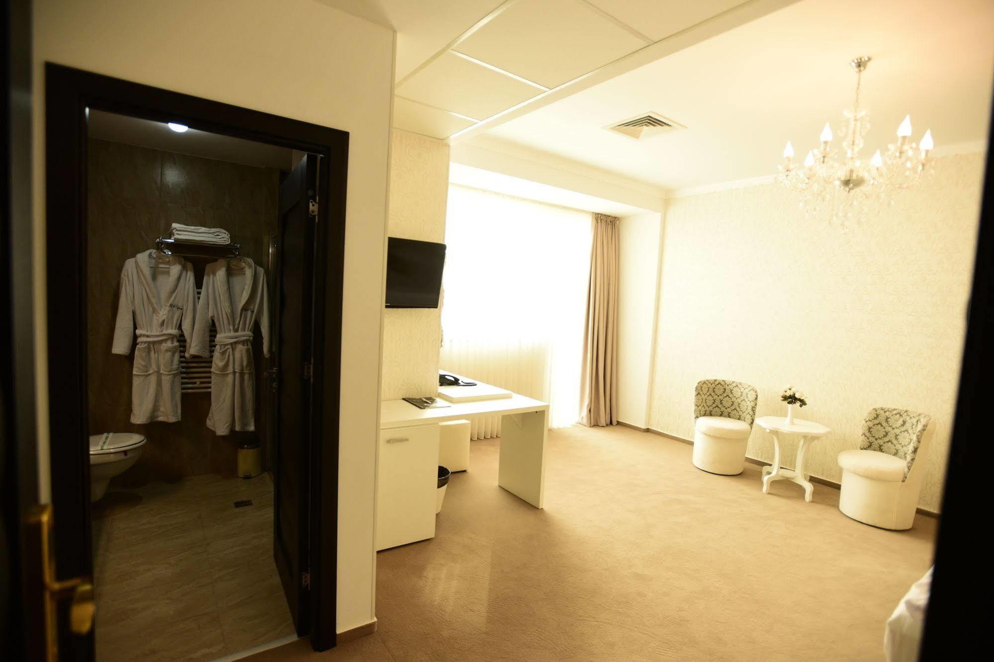 La Rocca Boutique Hotel ไกรโอวา ภายนอก รูปภาพ